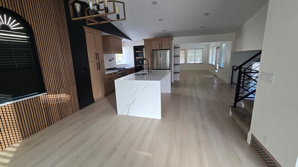 Building Photo - 2504 W Pine Needle Pl