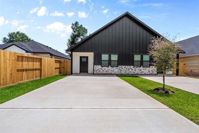 Building Photo - 9110 Everglade Dr
