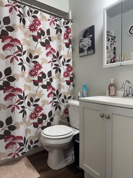 Building Photo - 374 Lynn Dr