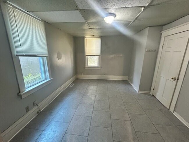 Building Photo - 2421 S 5th Pl