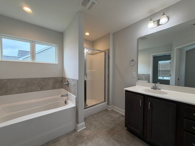 Building Photo - Towne Point Beauty!