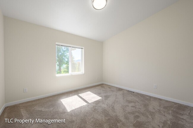 Building Photo - 3bd/2bath Home with a view!!