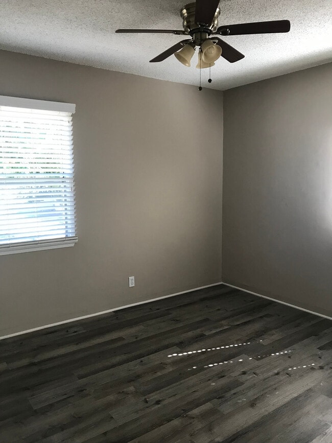 Building Photo - TWO BEDROOM HOUSE IN LAKEWOOD--GREAT LOCATION--CALL US TODAY!!