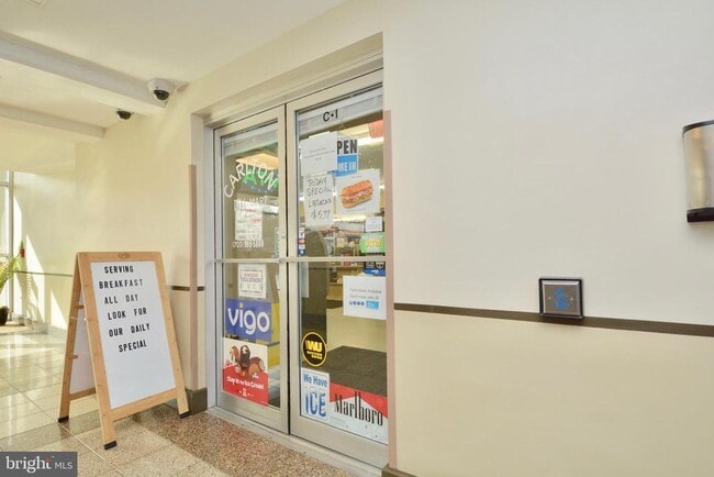 Building Photo - 4600 S Four Mile Run Dr