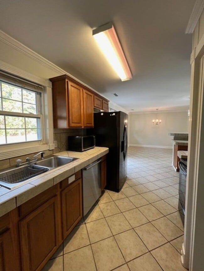 Building Photo - 3 Bedroom 3 Full Bath on 2 Acres