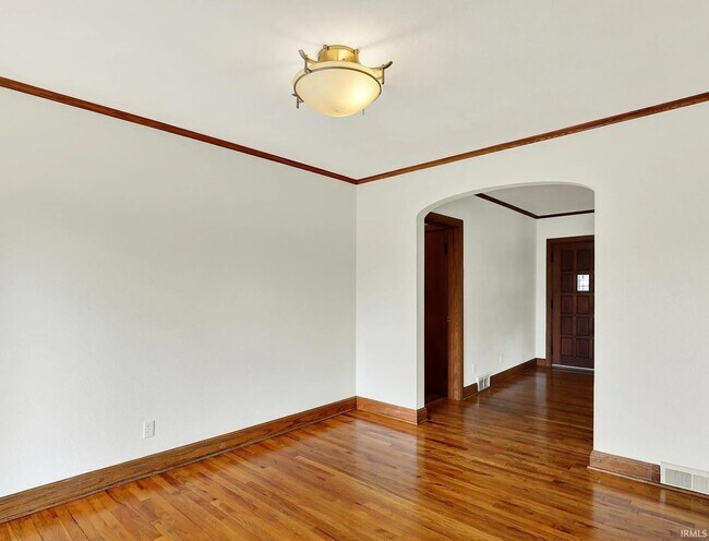 Building Photo - 916 E Maxwell Ln