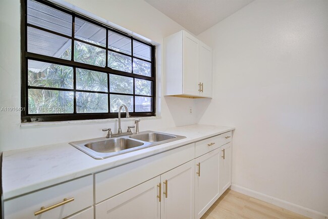 Building Photo - 220 Rhapsody Ave