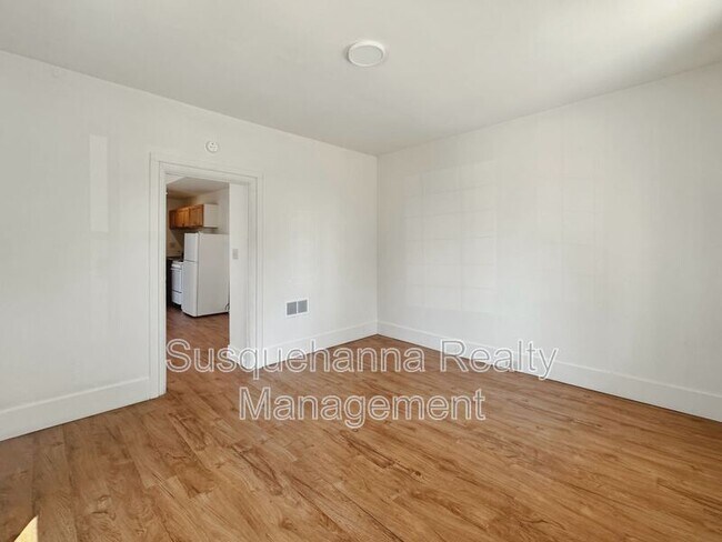 Building Photo - 171 E Derry Rd