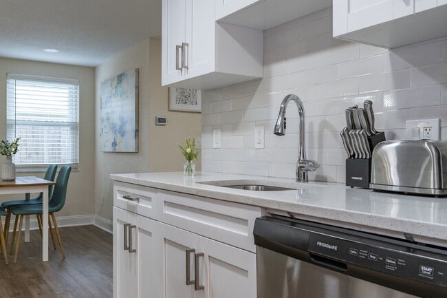 Building Photo - BEAUTIFUL UNIT JUST 5 MINUTE WALK TO DOWNTOWN