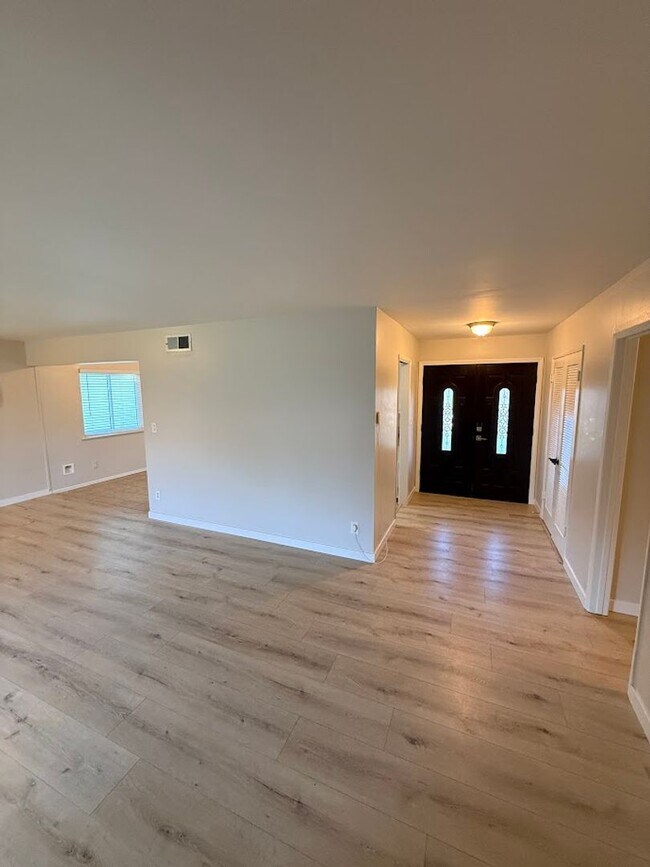 Building Photo - Beautiful 4 Bedroom, 2 Bathroom, Sylmar Home! Ready for Move-In!