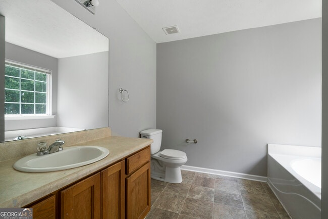 Building Photo - 761 Twin Oaks Ln