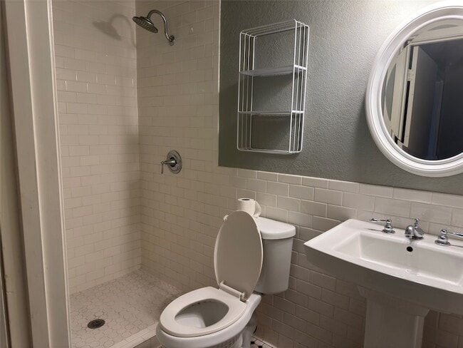 Building Photo - 1824 Northcrest Dr