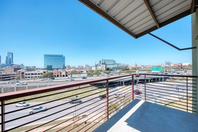 Building Photo - 807 E 14th St