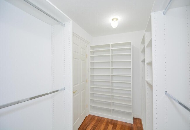 Building Photo - 2326 Walnut Bend Ln