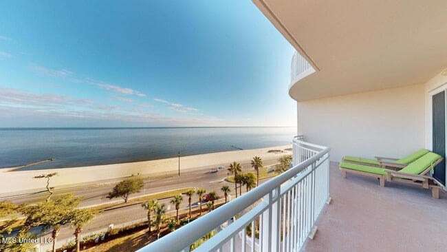 Building Photo - 2228 Beach Dr