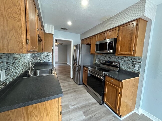 Building Photo - Gorgeous 2-Story Townhouse