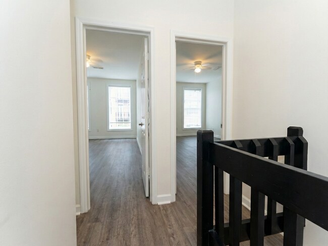 Building Photo - 235 King St