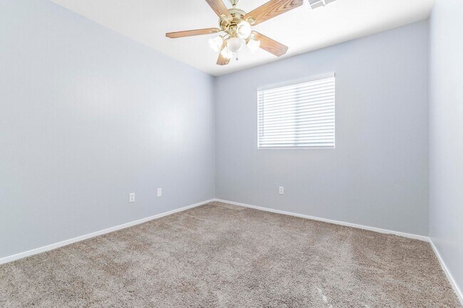 Building Photo - 1900 square foot home, 4 bedrooms 2 baths