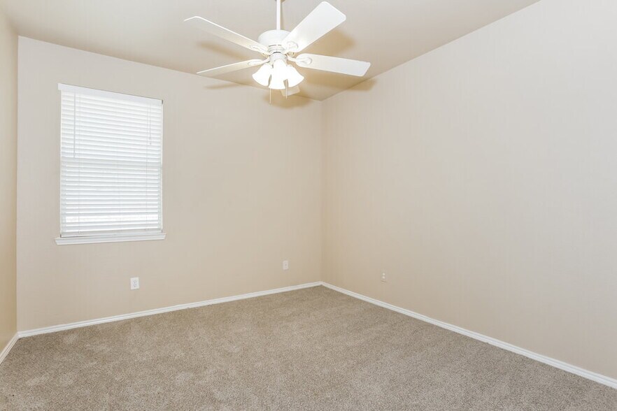 Building Photo - 2713 Meadowview Dr