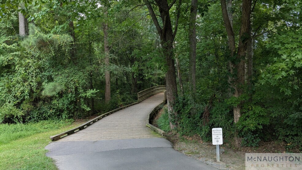 Building Photo - 513 Village Loop Dr