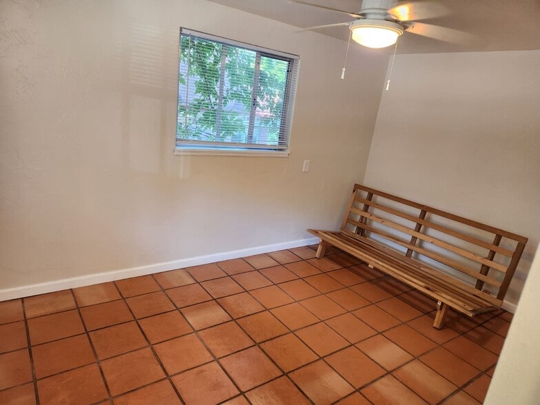Building Photo - 10 Deer Path Ave