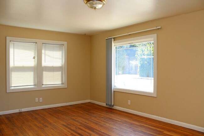 Building Photo - Super Cute 2 Bedroom Woodstock Bungalow wi...