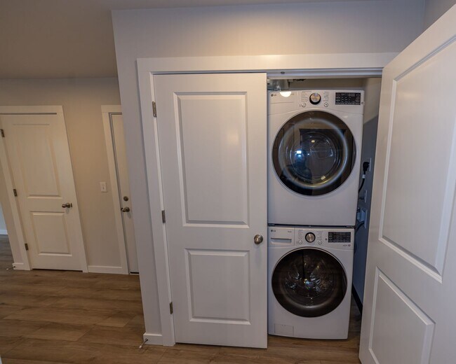 Building Photo - Brand New! - 2 Bedr in Gated Community - Free xfinity Internet