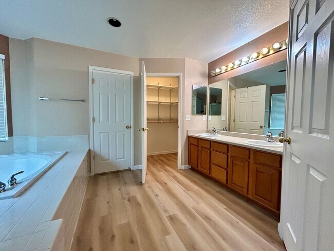 Building Photo - Spacious 3Bd Home in the Broadlands