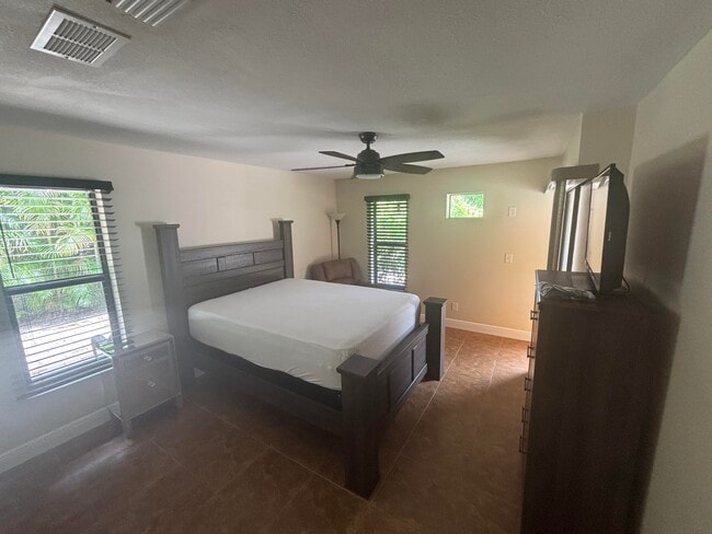 Building Photo - 1257 SE Airoso Blvd