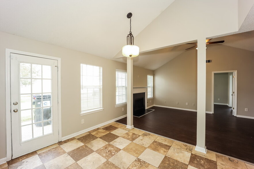Building Photo - 725 Cherry Branch Cir