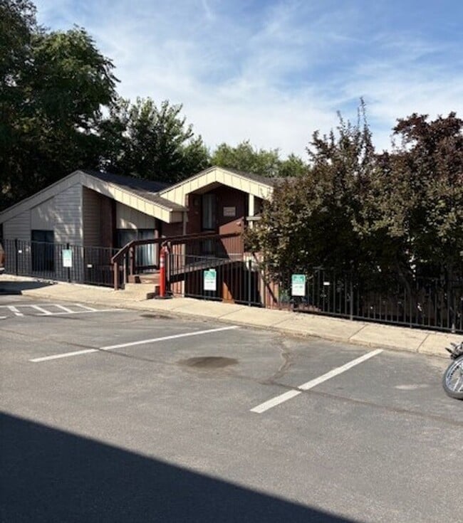 Building Photo - 1 Bedroom Condo Located near UofU!