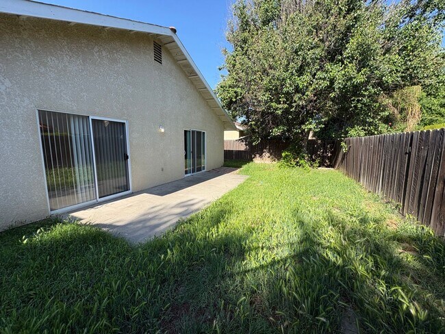 Building Photo - NE Visalia home Rent Ready!