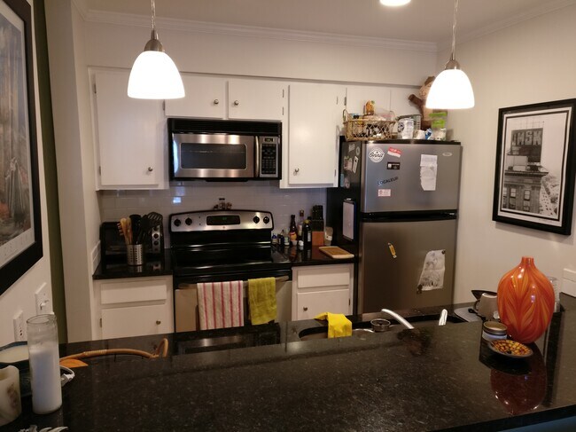 Building Photo - 6501 E Hill Dr