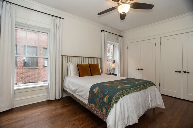 Building Photo - 901 W Ainslie St