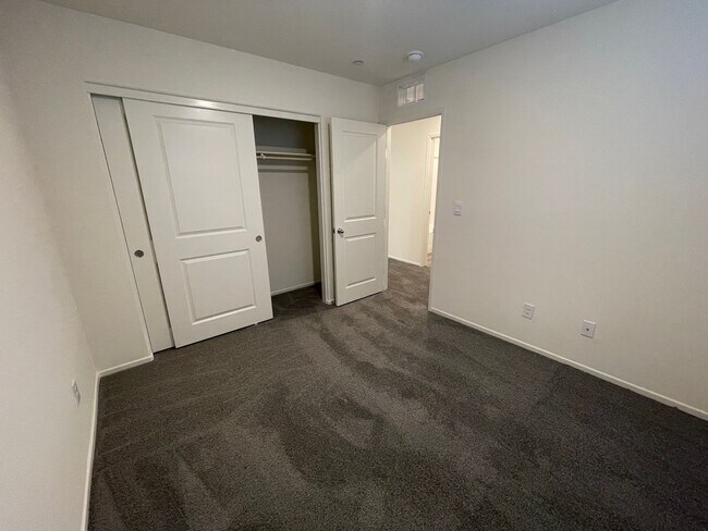 Building Photo - Beautiful Townhome In Henderson