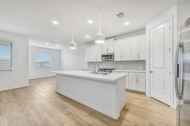 Building Photo - 4116 Silver Fls