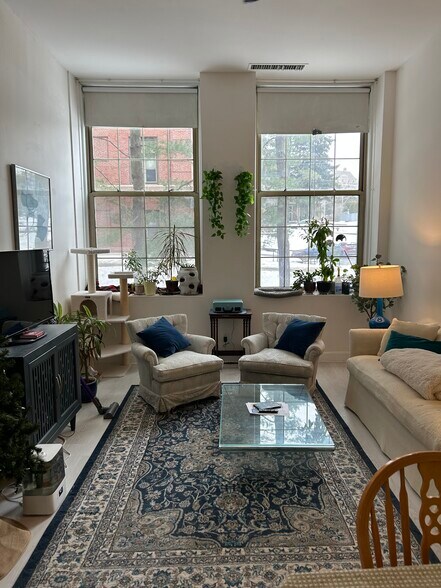 Building Photo - 48 Forest St