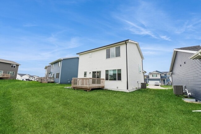 Building Photo - PERFECT LOCATION!!  3 Bedroom, 2.5 Bathroom Home in Urbandale!