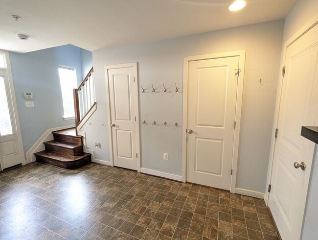 Building Photo - Modern 4 level townhouse available for imm...