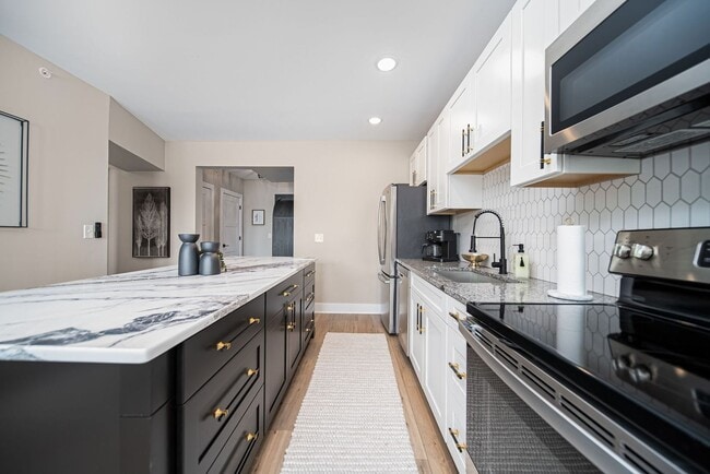 Building Photo - Fully Furnished 1 Bedroom in the heart of ...