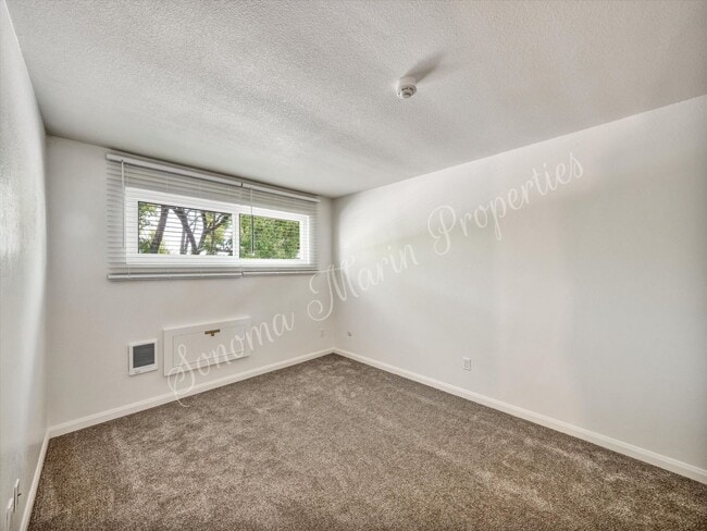 Building Photo - 2 Bedroom 1.5 Bath 2 Car Garage Includes W...