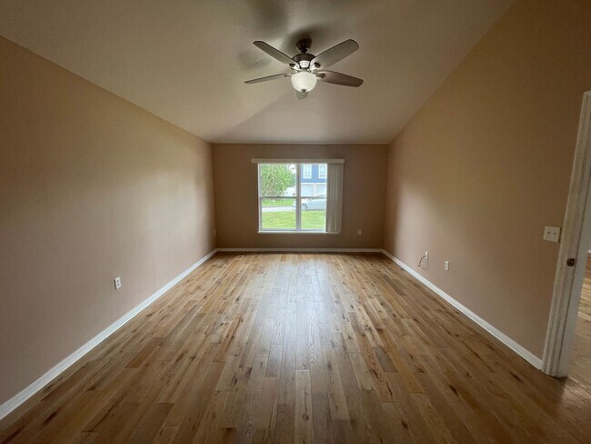 Building Photo - Great Home Great Location - 4 br 2 1/2 bath