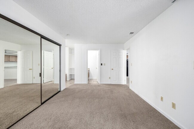 Building Photo - Updated and Stylish 1BDR/1BTH in the Eleve...