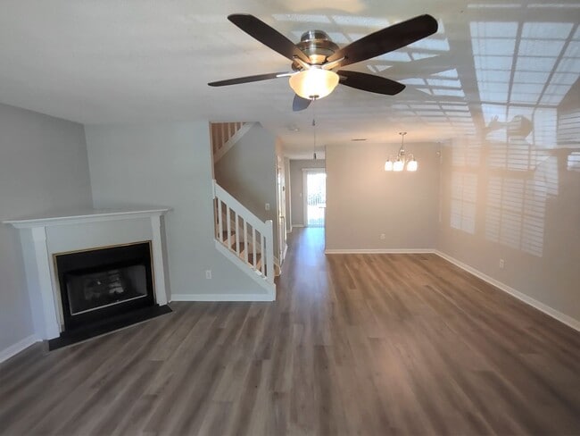 Building Photo - Beautiful Townhome in University Heights C...