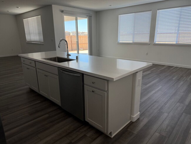 Building Photo - Beautiful Northlake 4 BED 3.5 BATH