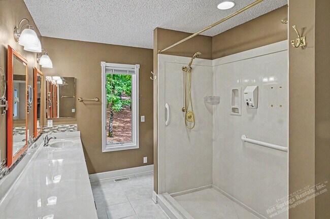 Building Photo - Lake Balboa Area| Home| Unfurnished