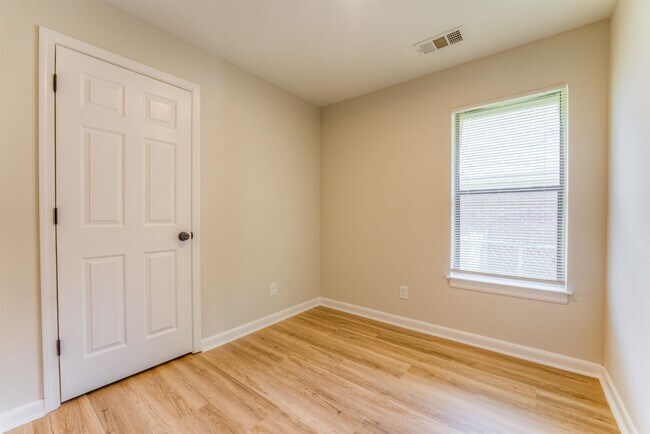 Building Photo - 548 N 6th St