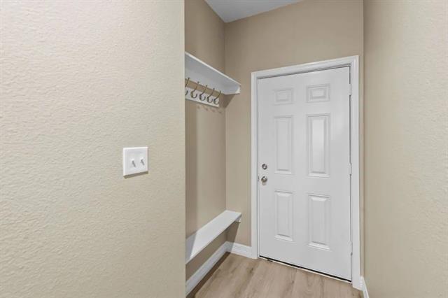 Building Photo - 613 W Elm St