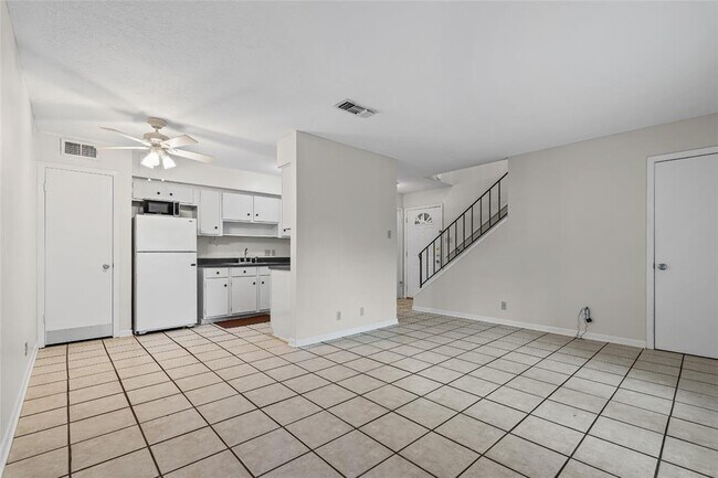 Building Photo - 2800 Westhill Dr