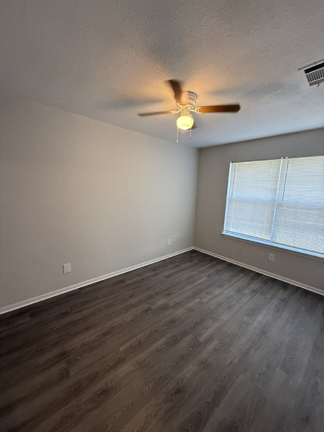 Building Photo - 532 Glen Cove St